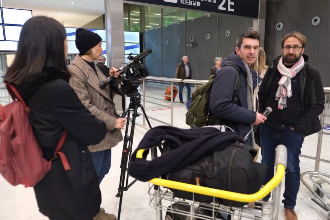 记者直击：巴黎机场迎来最后一批“武汉乘客”