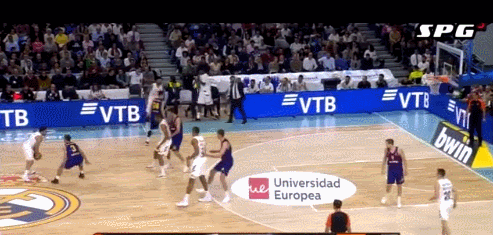 穿过两人包夹,不看人背传队友.what?玩着杂技顺便把球传了.