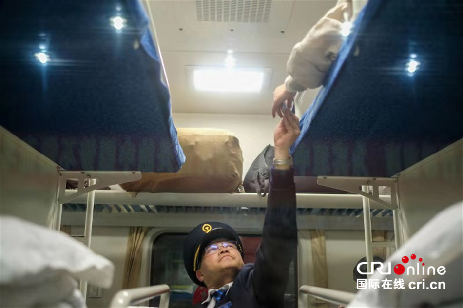 我国正式进入“春运时间”(组图)