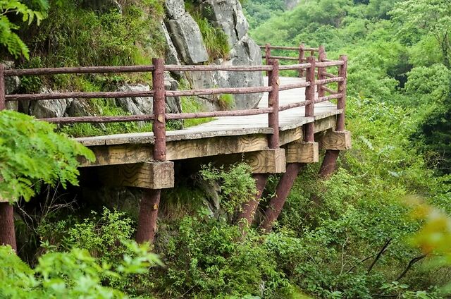 彰显栈道文化魅力,石门栈道景区新添栈道手绘壁画