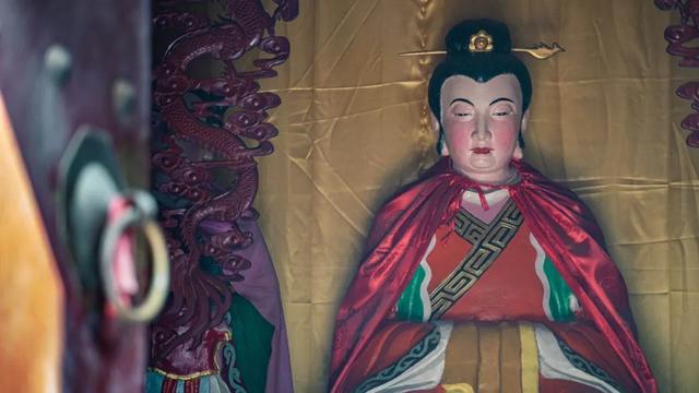 内供城隍爷及钟馗,判官,夜叉等阴官冥吏, 内壁彩绘城隍爷巡城, 以及