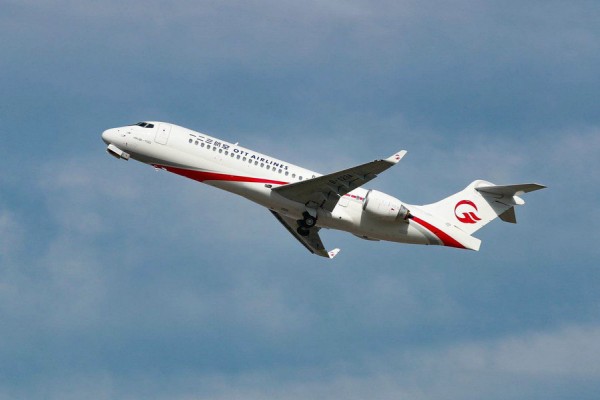 东航旗下一二三航空接收首架国产arj21飞机