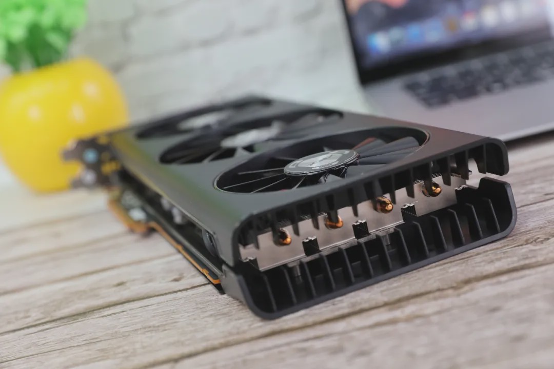 5700xt系列又迎新成员,xfx 推出雪狼版显卡__凤凰网