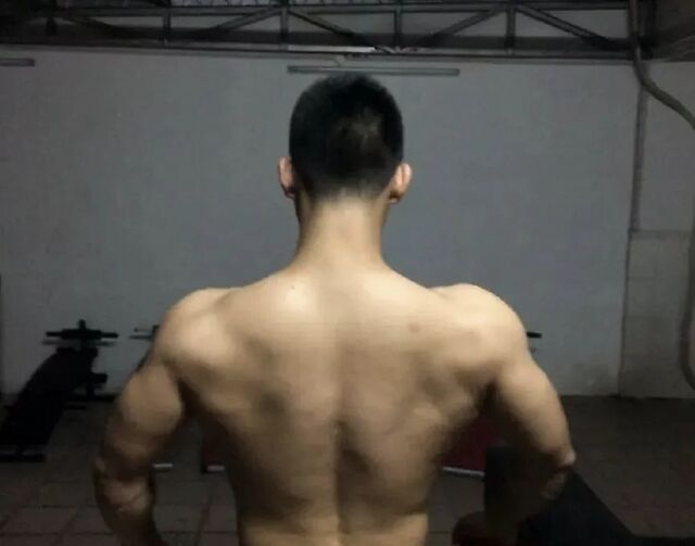 3招教你练出肌肉男"最强背影杀"