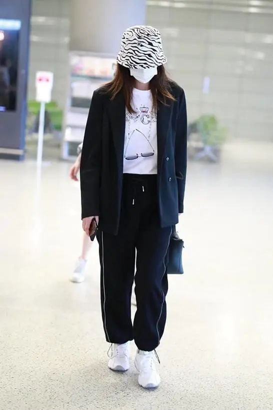 郑希怡真会玩,西装混搭运动裤潮流个性,171cm身高走出