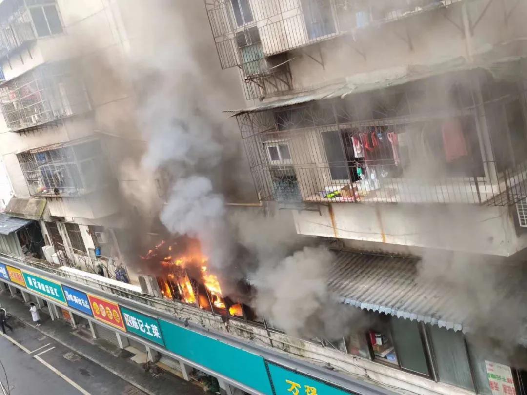 上饶八角塘一居民楼起火浓烟滚滚群众搭梯救出被困小孩