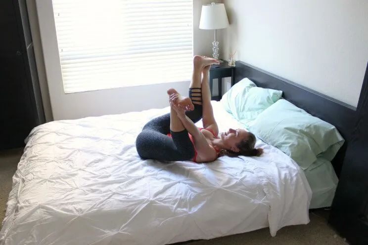 躺在床上就可以做的 1 套瑜伽序列,越练越年轻