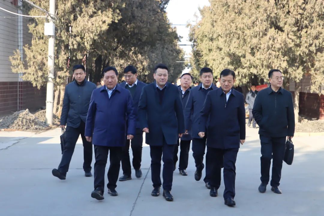 市委常委,区委书 记 鞠毅(左一), 区委副书记,区长高加志 (右一) 皇台