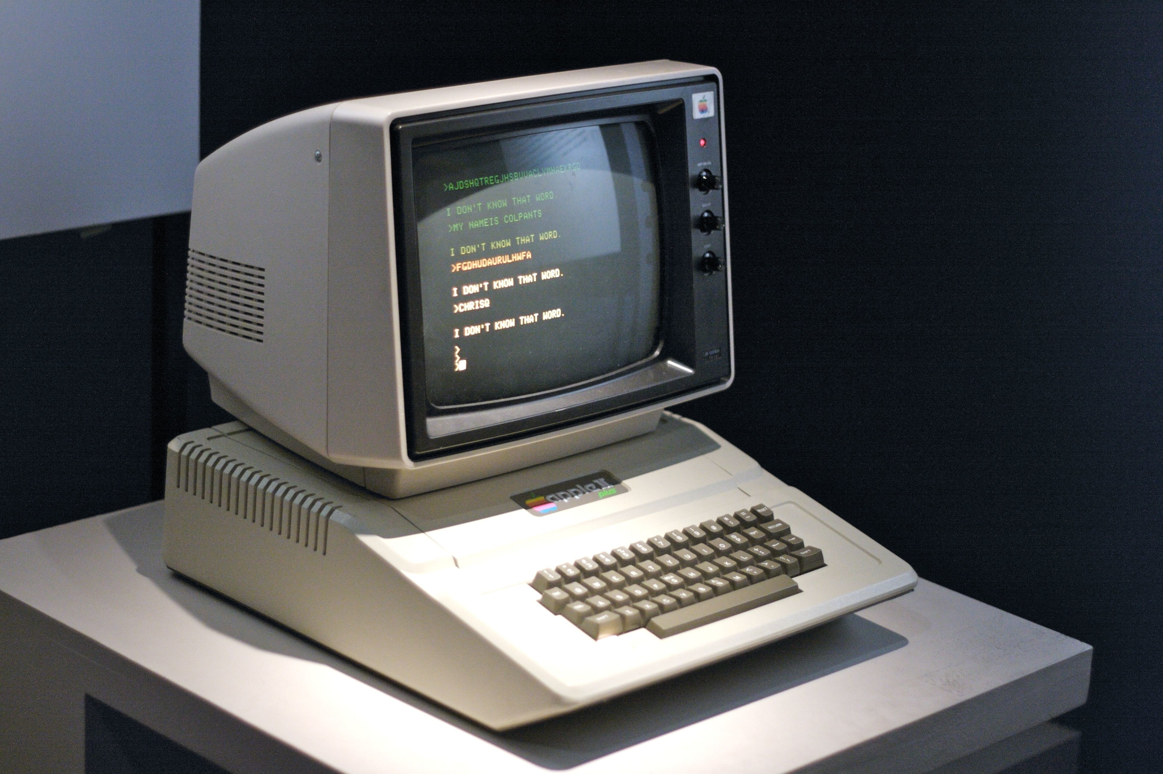 apple ii 是历史上第一款取得广泛成功的个人电脑,图中展示的是其后续