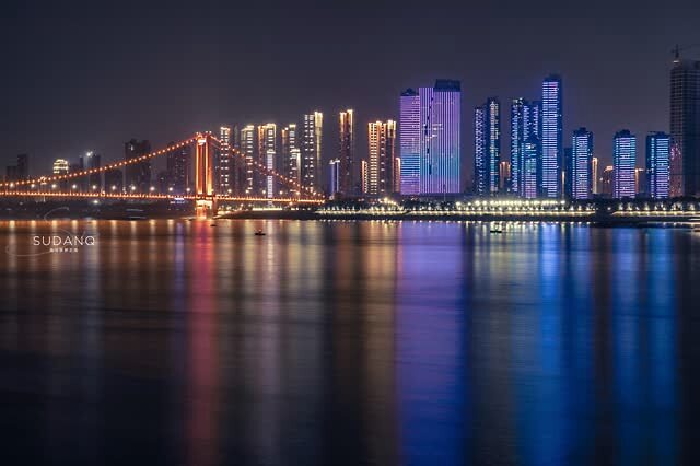 它是万里长江上的第一座大桥,是武汉最美的夜景之一,令人骄傲