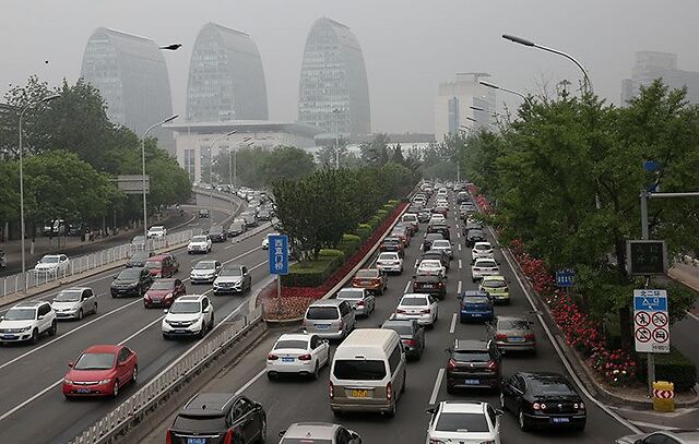 27,西直门桥,北二环主路车流量较大.