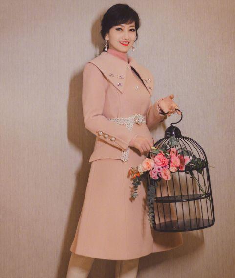 67岁赵雅芝写真照笑容甜美，穿粉裙颜值身材均在线
