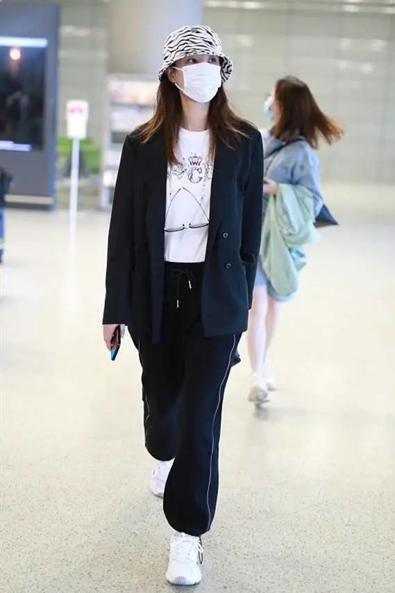 郑希怡真会玩,西装混搭运动裤潮流个性,171cm身高走出