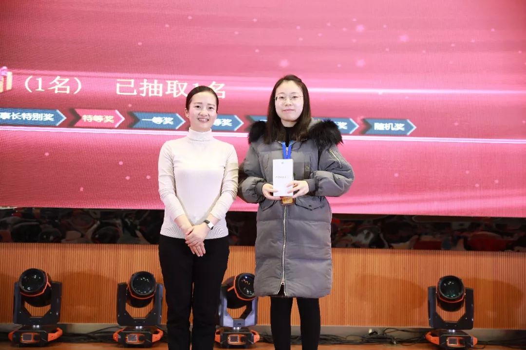 常熟市辛庄镇镇长周晓为特等奖获得者颁奖