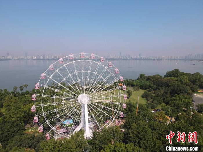武汉建成"东湖之眼"摩天轮 方圆20公里美景尽收眼底