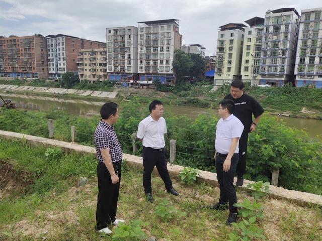 为早建平安桥达川区委常委赵运登莅临麻柳镇中心小学调研