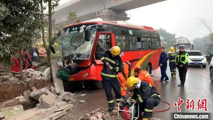 四川富顺一客车发生交通事故10名乘客成功获救