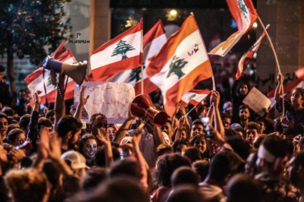 疫情封锁与货币跳水之下：黎巴嫩的“反银行示威”