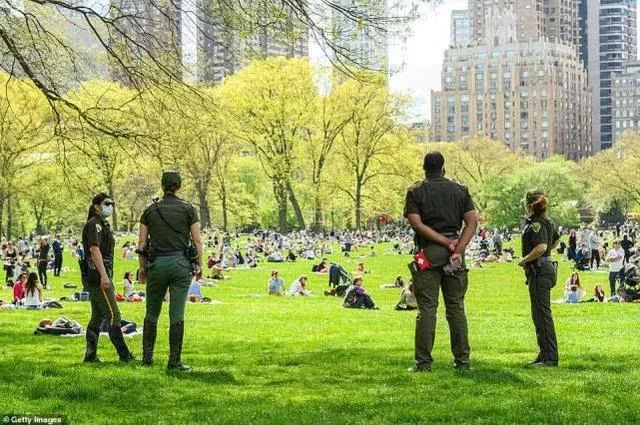 新冠确诊人数逼近120万，美国有何底气放开管制？