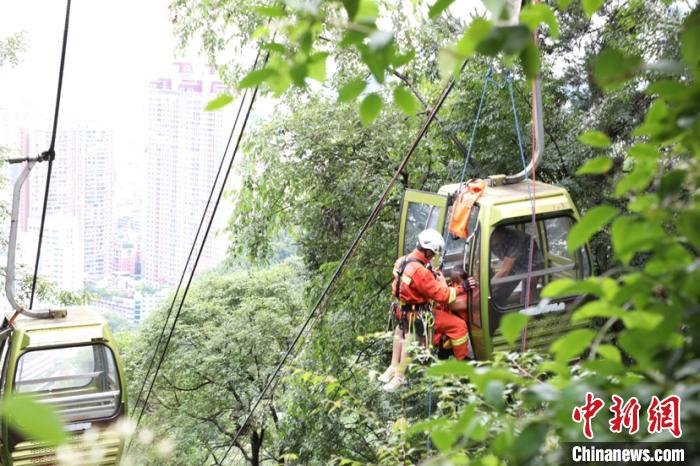 贵州贵阳一缆车停电致18人被困 消防紧急救援