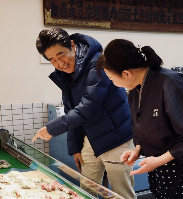 热议：安倍工资上交7年多 民众表示第一次听说