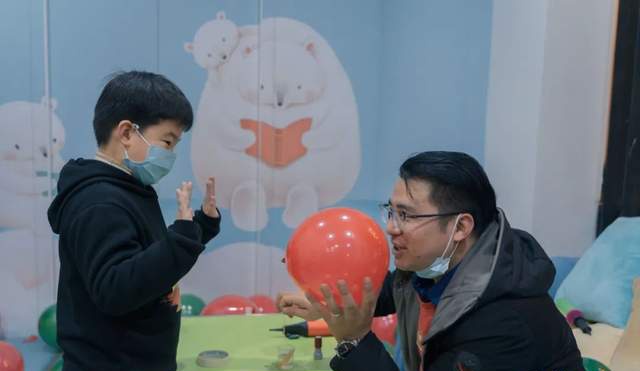 财经></p></a>商讯>正文> 参与活动的孩子们,首先要通过闯关游戏的考验: