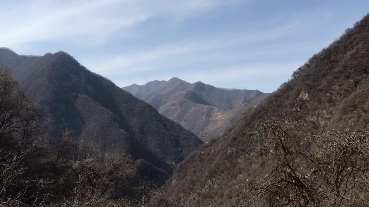 重峦俯渭水,碧嶂插遥天.出红扶岭日,入翠贮岩烟.