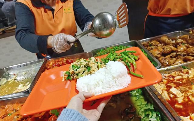 富士康员工为何宁愿在食堂排队也不愿出去吃饭原因都在食堂里