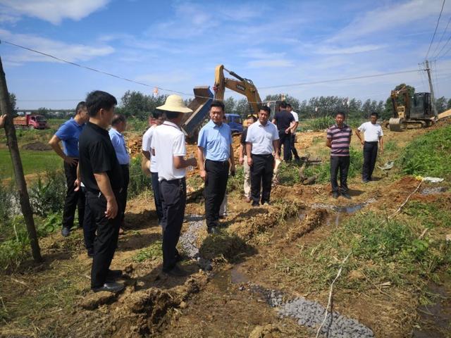 湖北咸安区:魏朝东区长巡堤查险记