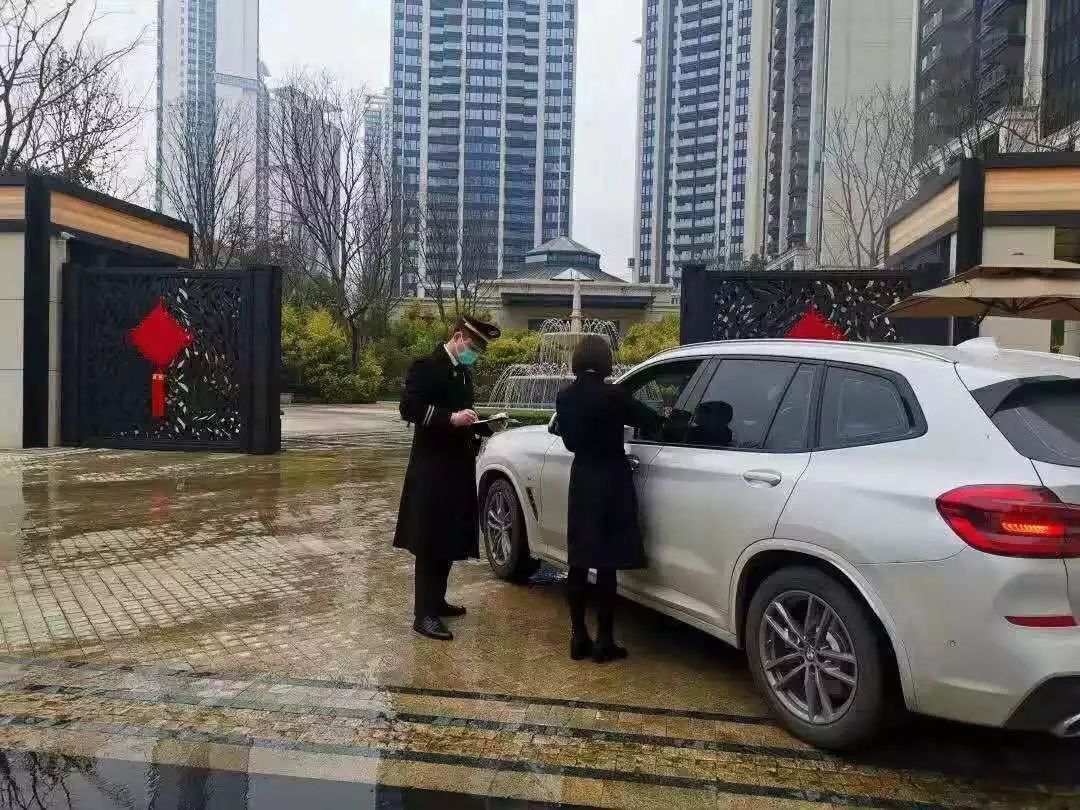 蔚蓝卡地亚物业为业主车辆登记及消毒