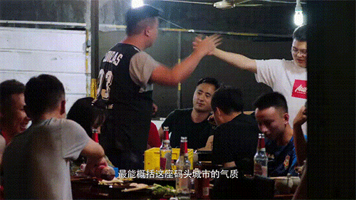 那些开着豪车摆摊的网红们，先憋忙着直播了…