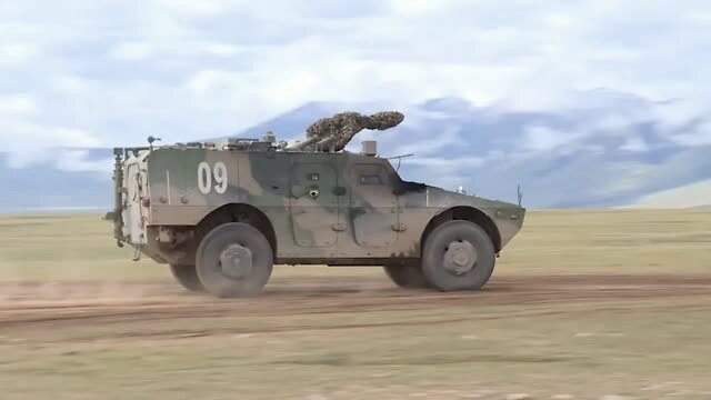 空降兵添新装备!我国首批某型轮式装甲车正式列装