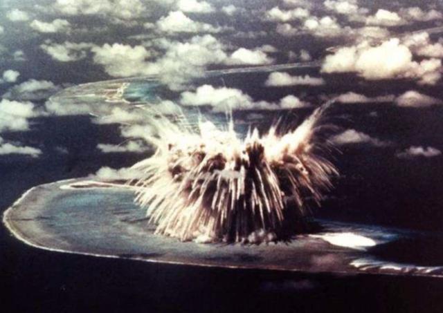 1954年,3月1日,美国在比基尼环礁上试爆了一枚名叫"喝彩城堡"的氢弹