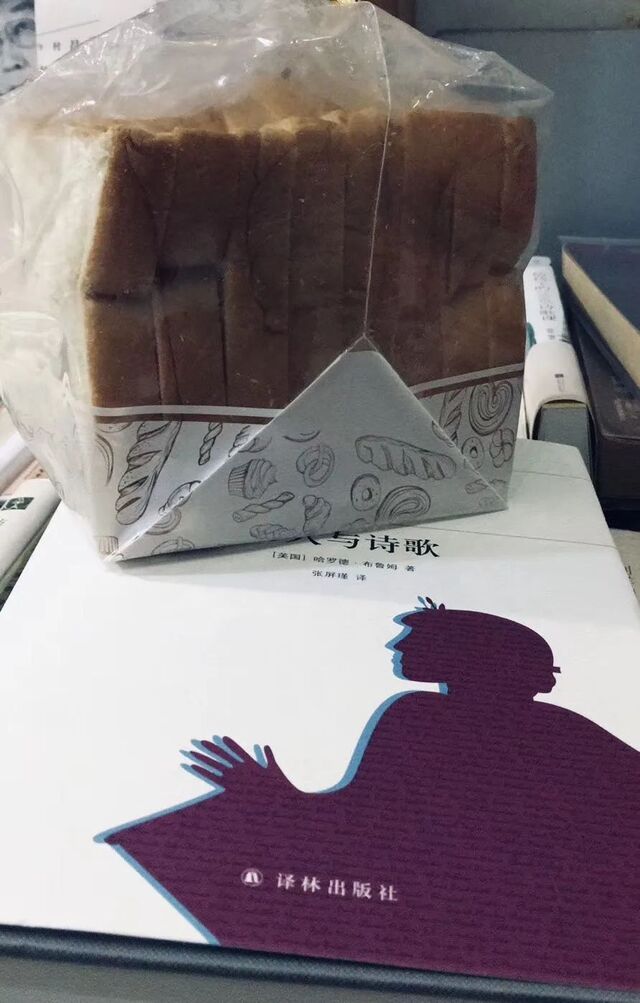 这家亏损的独立书店里,有一位讨人厌的老板