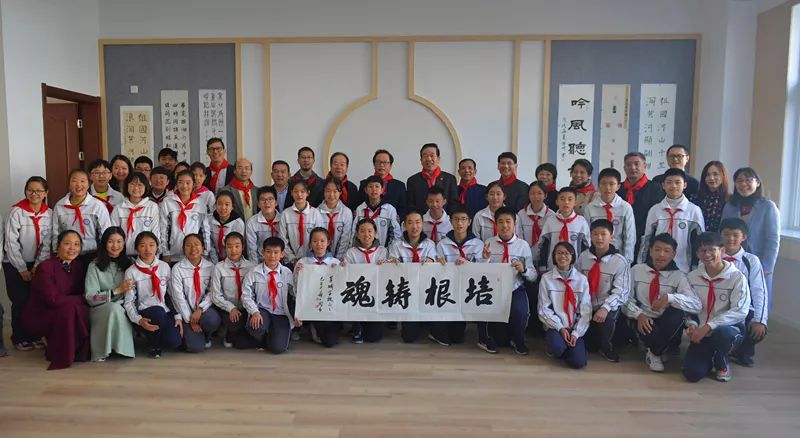 上海市莘城学校党支部书记,校长祁建敏希望师生在以书法为载体的传统