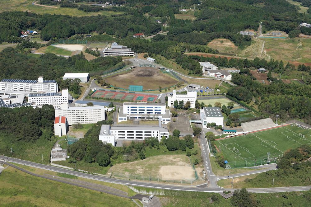 京都的两洋,敬爱女中和柏原男中,福冈的冲学园,冈山的学艺馆高中,朝