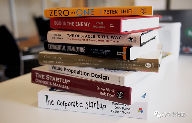 如果你去书店,会看到将多本书摞在一起,摆成