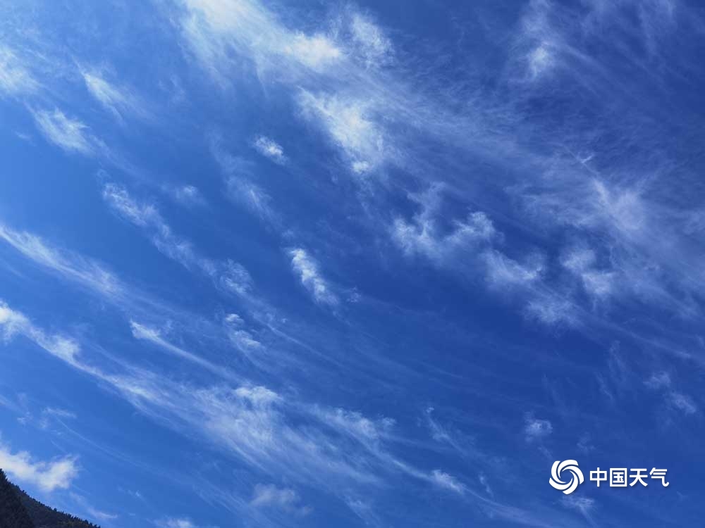 甘肃夏河现钩卷云与蓝天相映成趣