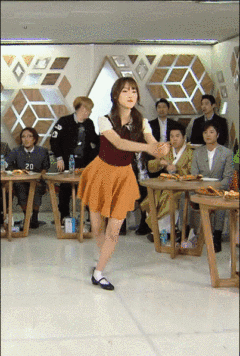 舞蹈出身的俞娜还有一个隐藏技能:钢管舞,能把如此考验核心力量的动作