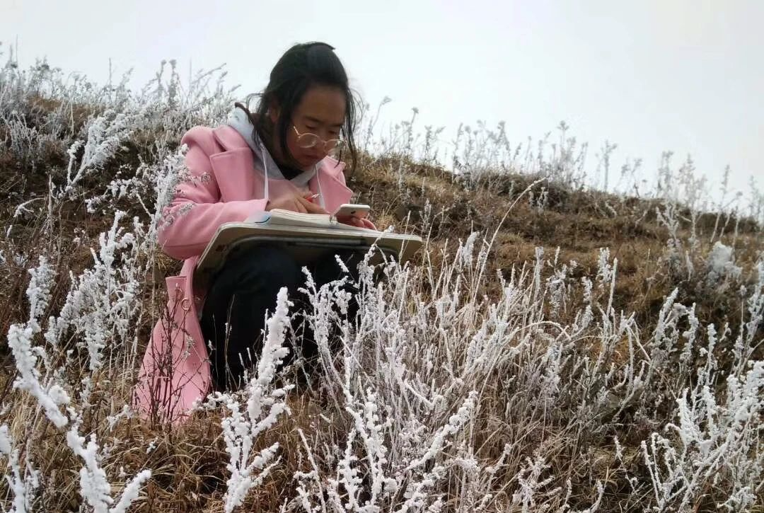 那个在山坡上找网的"冰花女孩",上大学了