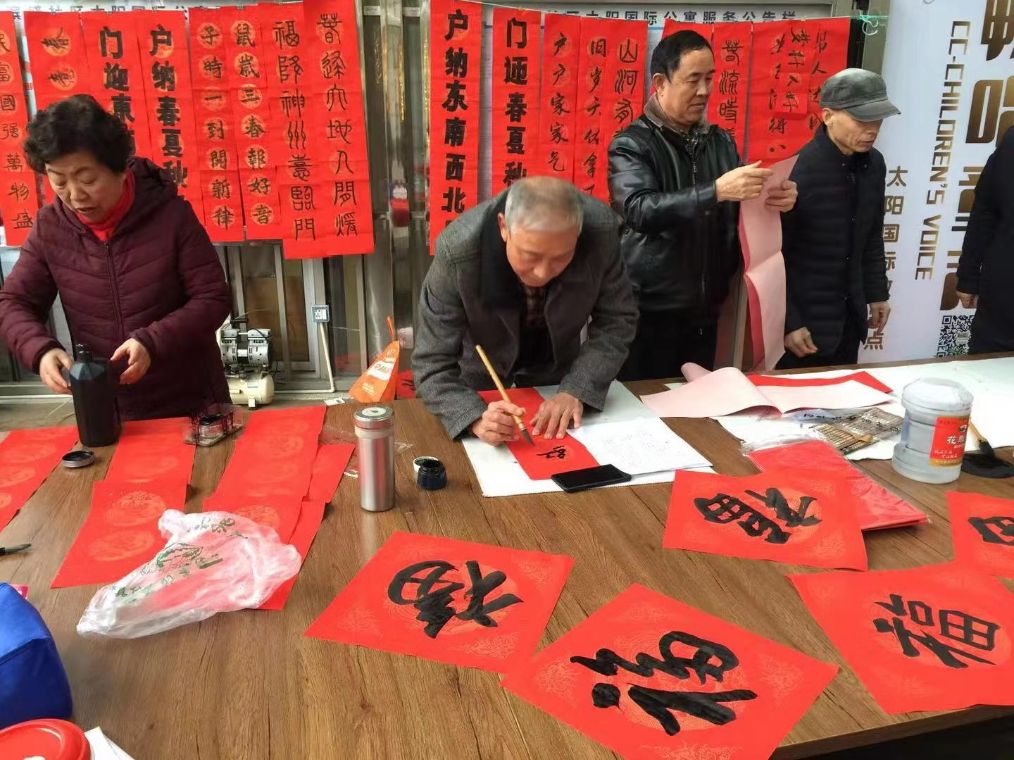 杭州草根书法家在家门口写春联 给街坊邻居送福 邻居夸他们接地气