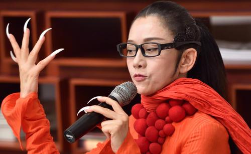 61岁杨丽萍的晚年生活,像现实版"老佛爷",生活靠男助理伺候