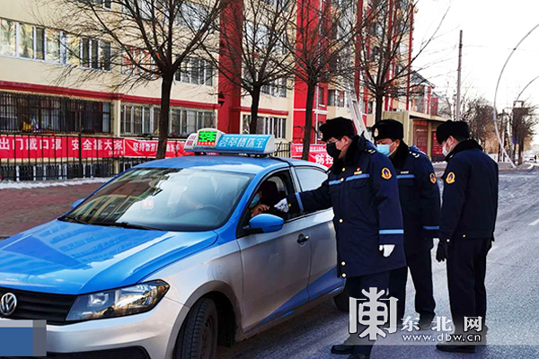 "刘文栋说,在交通管制期间,公交车和私家车已经停运,出租车成了群众