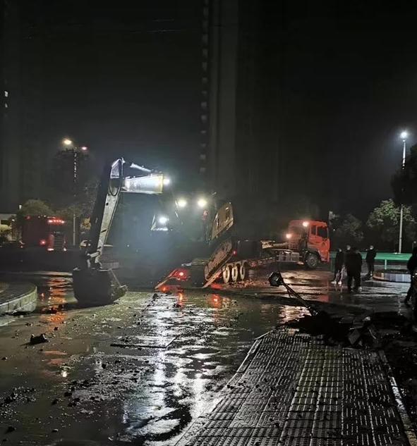 现场：武汉版“小汤山医院”通宵施工中