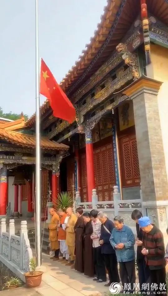 云南昆明白龙寺下半旗志哀