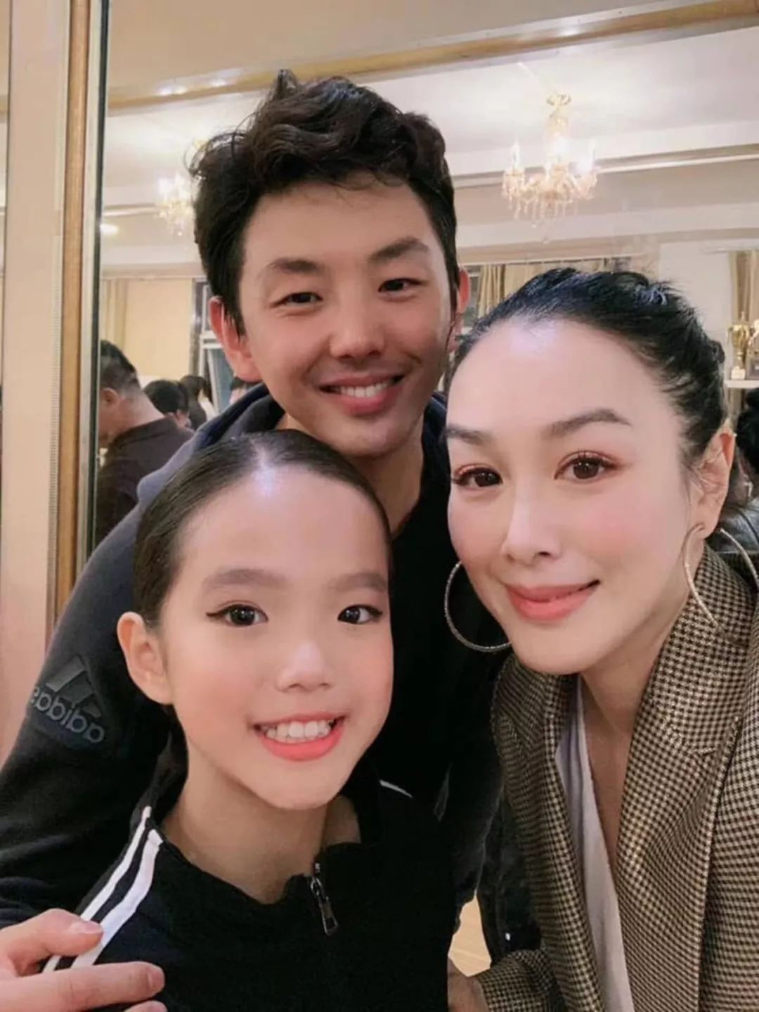 50岁钟丽缇三个女儿颜值惊艳网友:美到不敢认,出道吧姐妹
