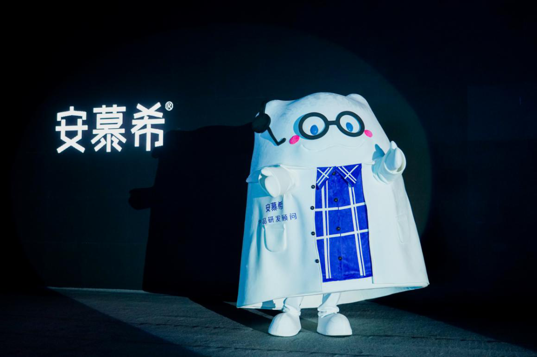 安慕希这次新品发布会,在内容上进行突破,将ip形象植入到发布会中,生