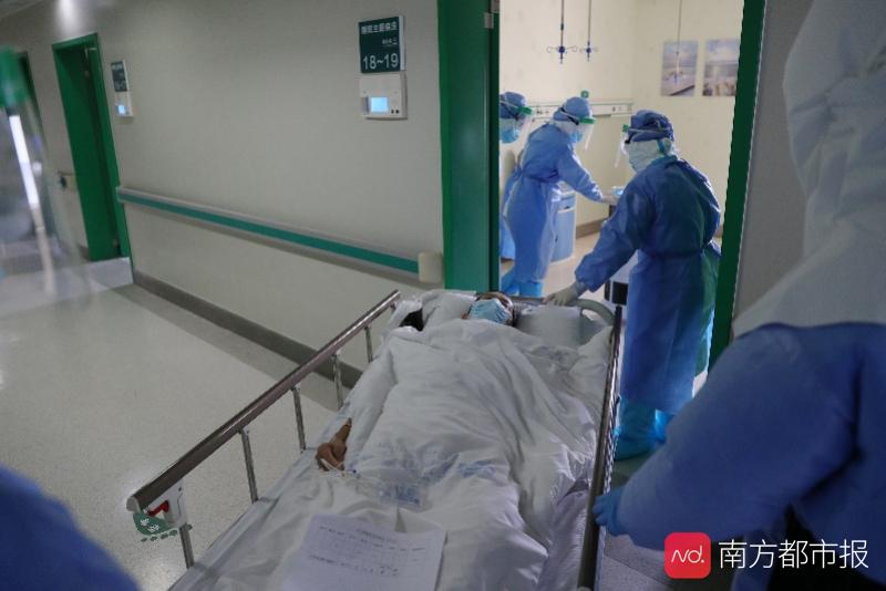 手术后的病人被从手术室推进病房.