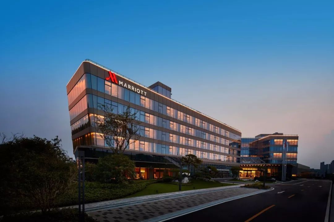 徐州万豪酒店坐落于徐州市中心区域的5a级景区云龙湖畔,坐拥千年龙脉
