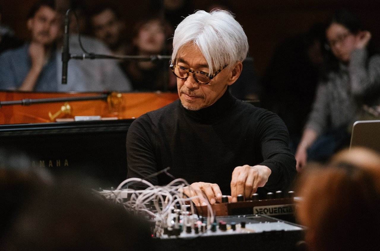 治愈!日本音乐大师坂本龙一钢琴演奏为中国加油